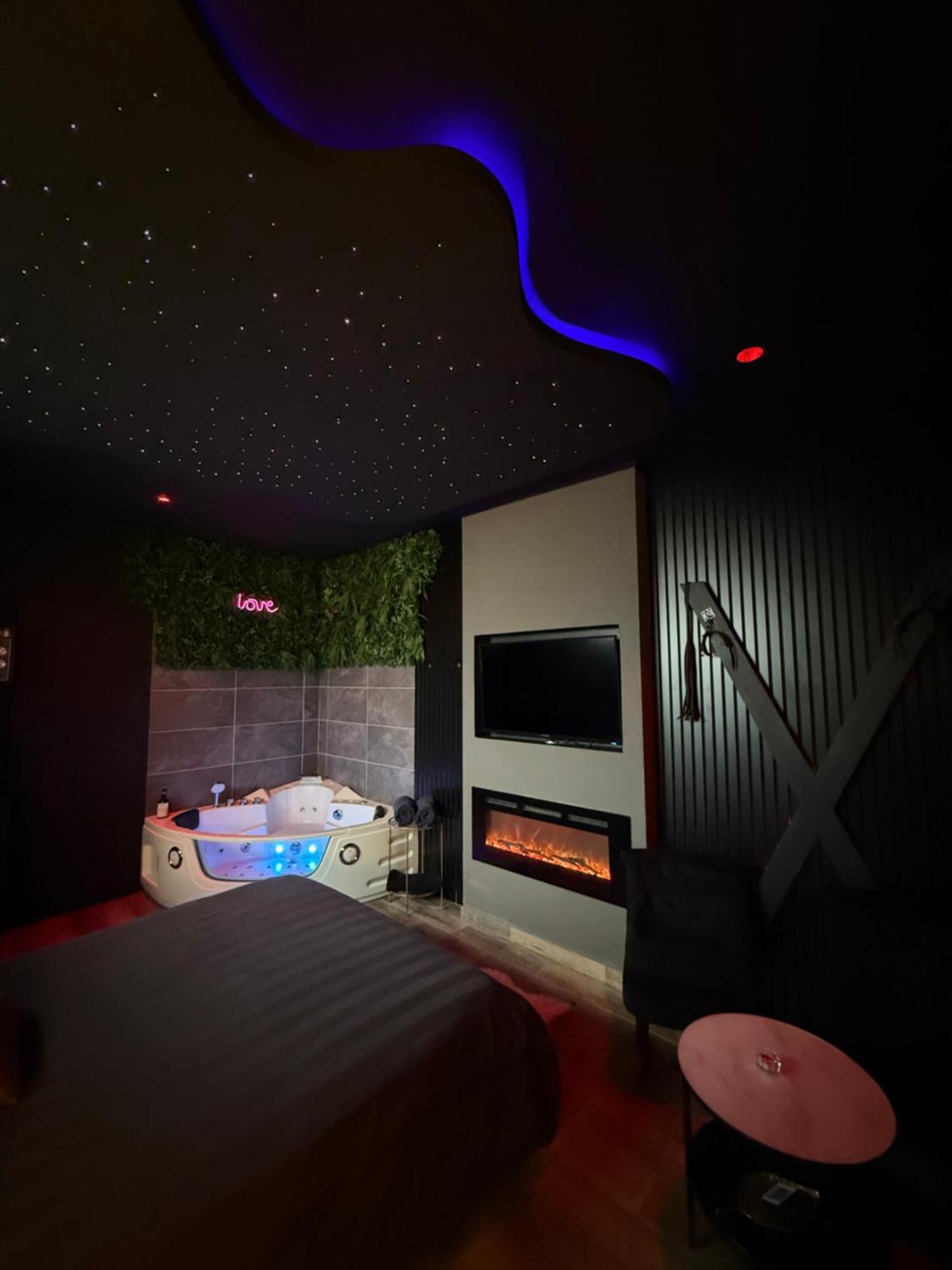 Bourg-Saint-Christophe Loft, Studio And Love Rooms מראה חיצוני תמונה
