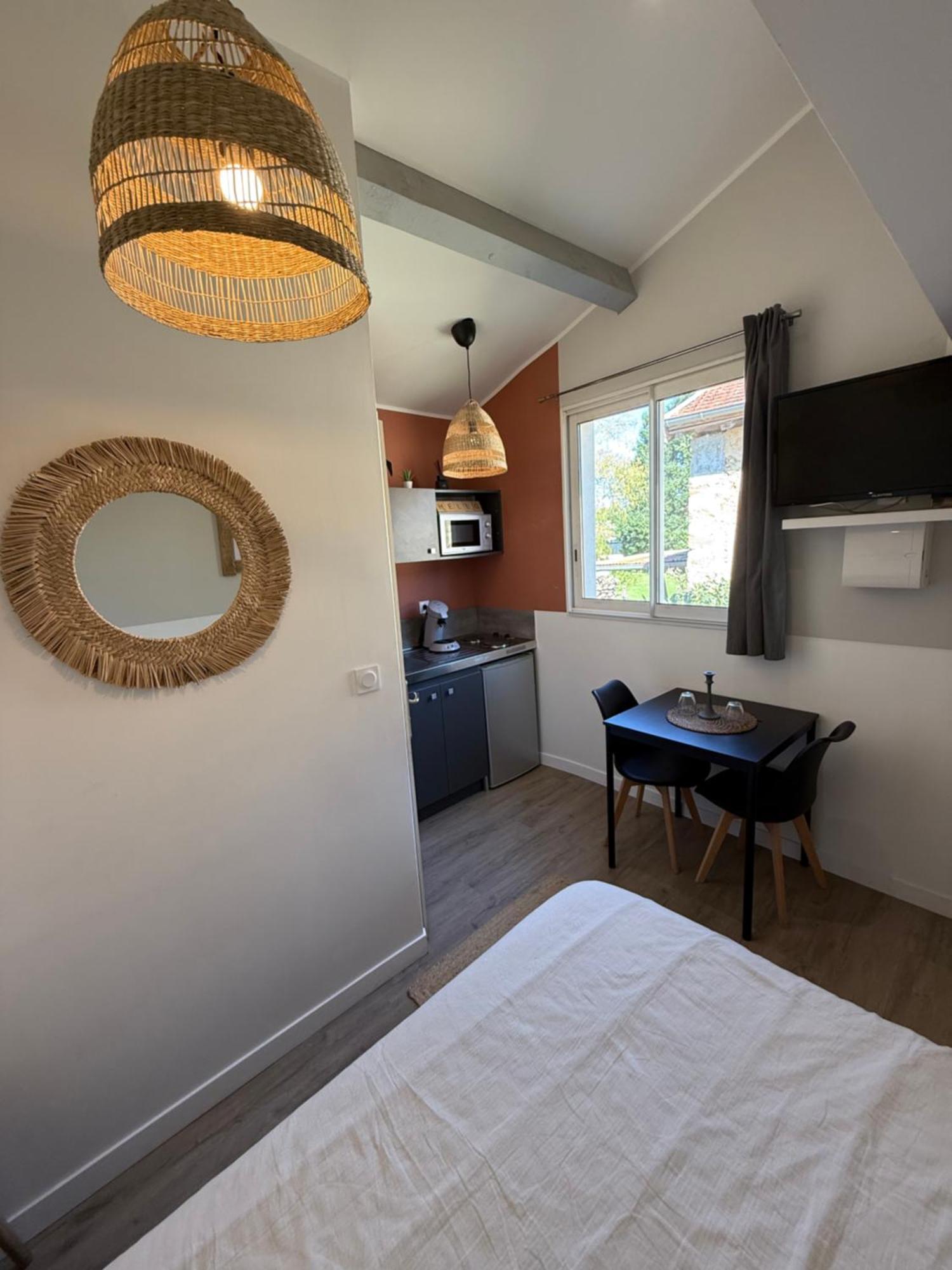 Bourg-Saint-Christophe Loft, Studio And Love Rooms מראה חיצוני תמונה